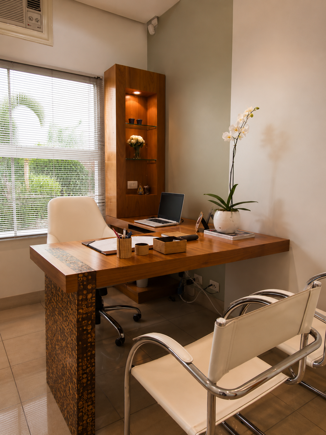 Detalhe do consultório com cadeiras